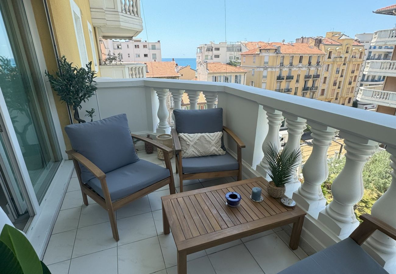 Апартаменты на Ницца / Nice - Elegant Apartment with Sea View and Swimming pool